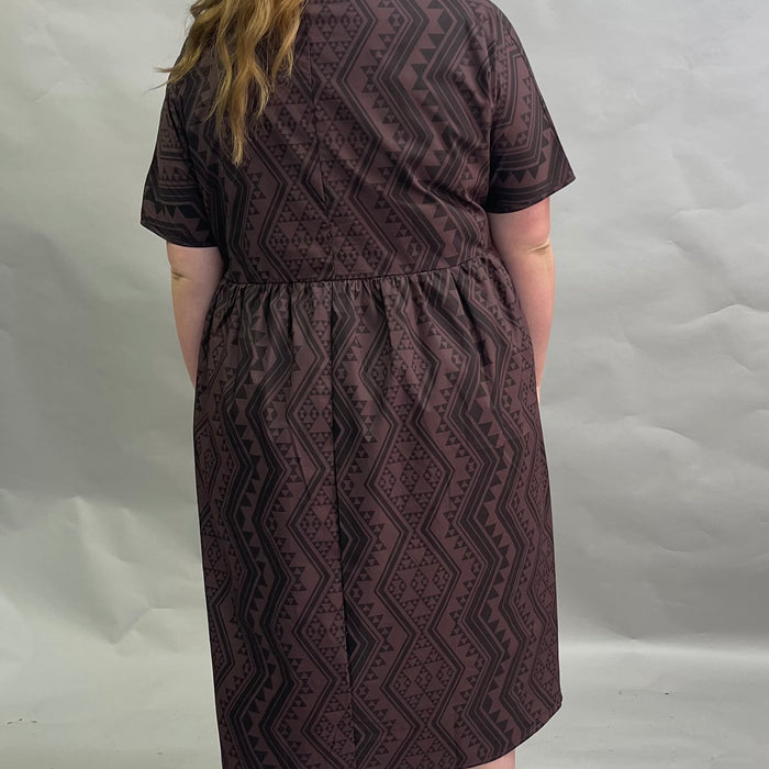 Waharua Kōpito Short Sleeve Dress - Purple/Brown Mauve