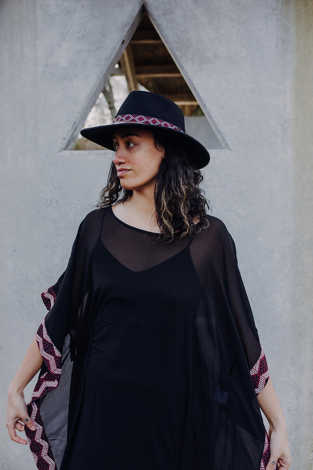 Waharua Kōpito Kaftan - Maroon &amp; White Border