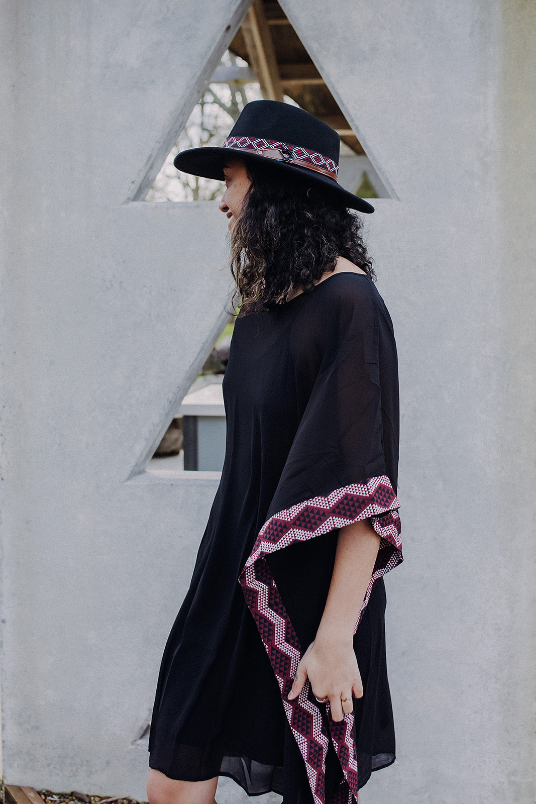 Waharua Kōpito Kaftan - Maroon &amp; White Border