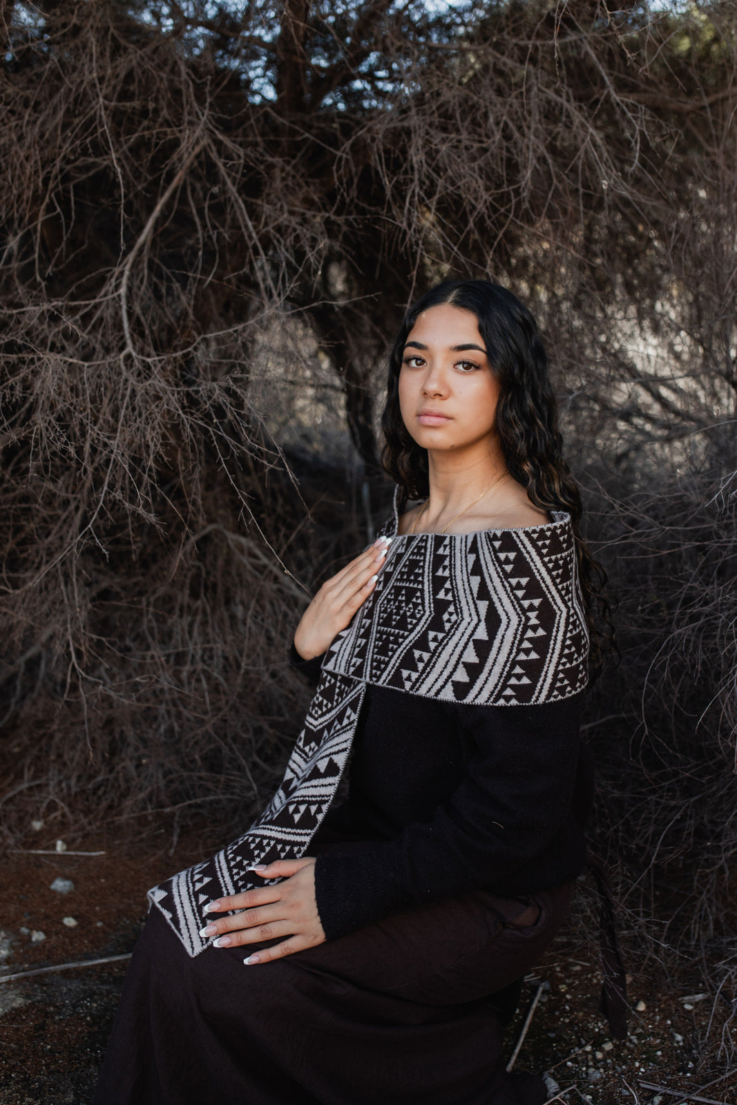 Waharua Kōpito Parauri/One-tea Kāmeta (Brown/Natural Scarf)