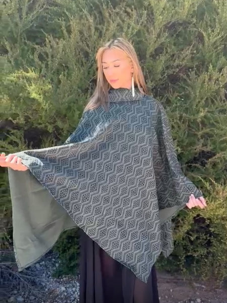 Waharua Kōpito Poncho - Dark Green