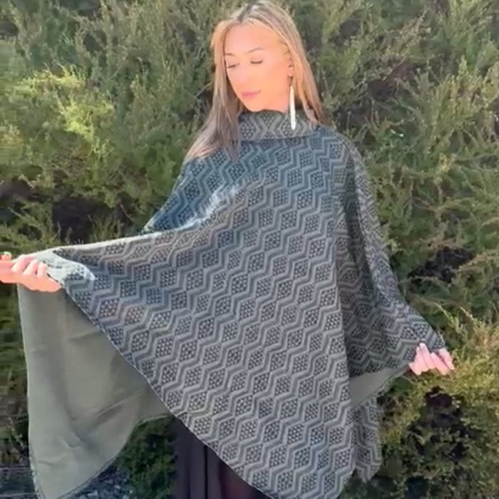 Waharua Kōpito Poncho - Dark Green