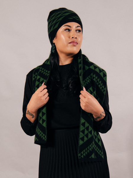 Waharua Kōpito Kākāriki/Pango Kāmeta & Pōtae Set (Emerald/Black Scarf & Beanie)