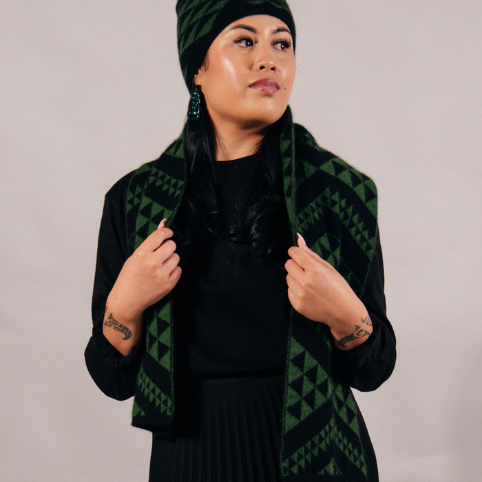 Waharua Kōpito Kākāriki/Pango Kāmeta (Emerald/Black Scarf)