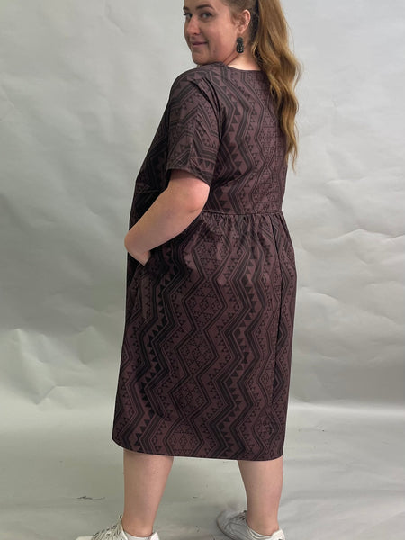 Waharua Kōpito Short Sleeve Dress - Purple/Brown Mauve