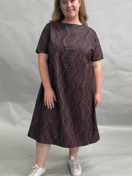 Waharua Kōpito Short Sleeve Dress - Purple/Brown Mauve
