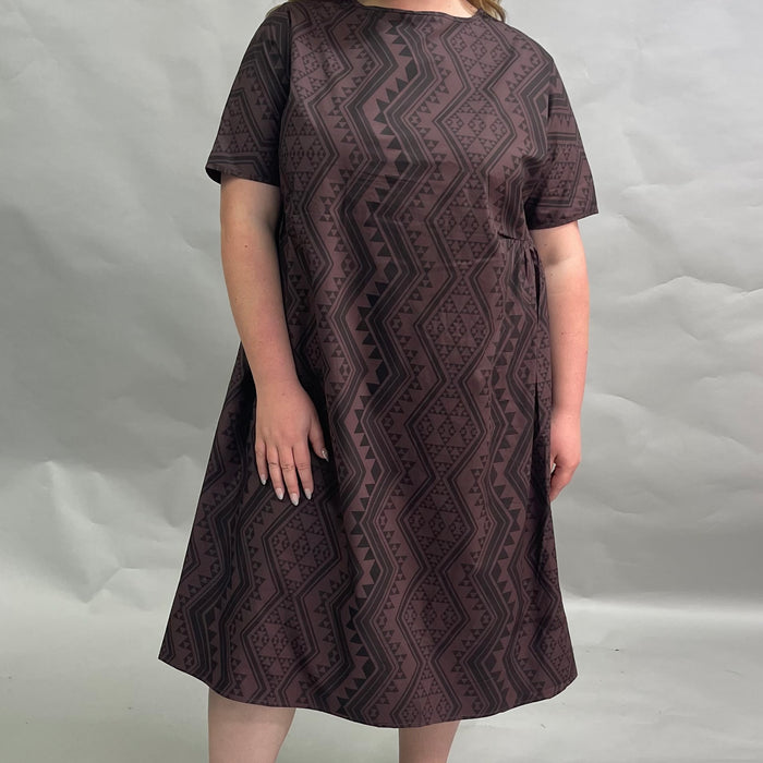 Waharua Kōpito Short Sleeve Dress - Purple/Brown Mauve