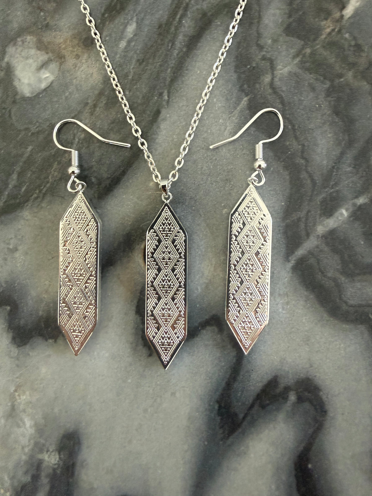 Silver Taniko hou earrings and pendant set