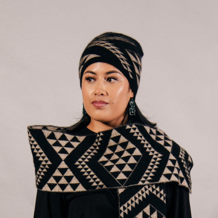 Waharua Kōpito Pango/One-tea Kāmeta & Pōtae Set (Black/Natural Scarf & Beanie)