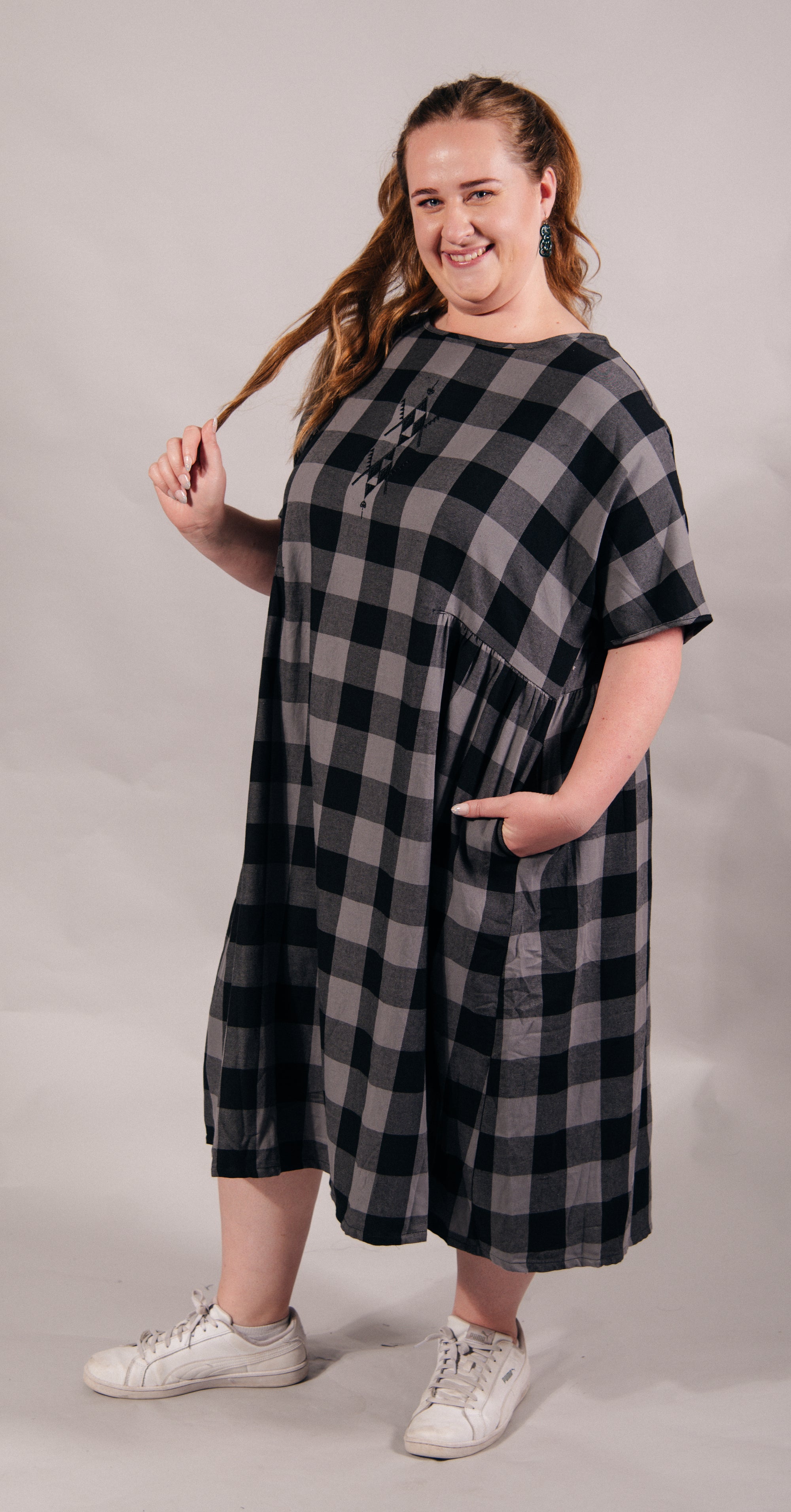 Rangitāmiro Tartan Short Sleeve Dress - Grey &amp; Black