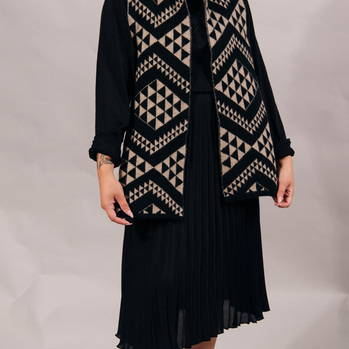 Waharua Kōpito Pango/One-tea Kāmeta (Black/Natural Scarf)