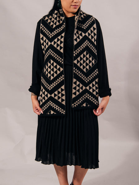 Waharua Kōpito Pango/One-tea Kāmeta (Black/Natural Scarf)