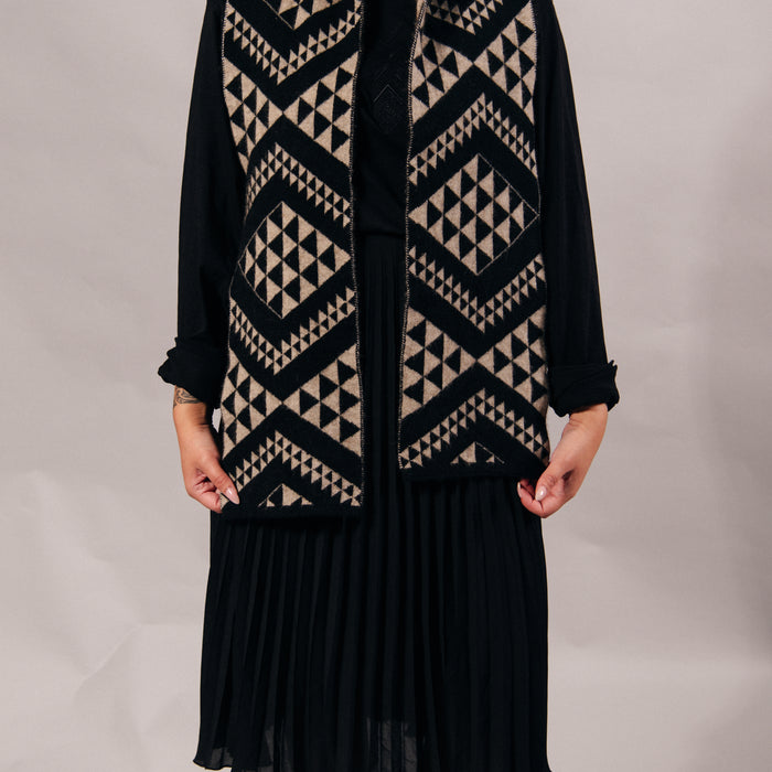 Waharua Kōpito Pango/One-tea Kāmeta (Black/Natural Scarf)