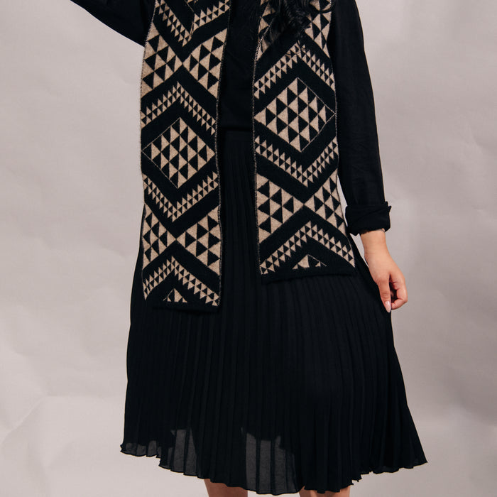 Waharua Kōpito Pango/One-tea Kāmeta & Pōtae Set (Black/Natural Scarf & Beanie)