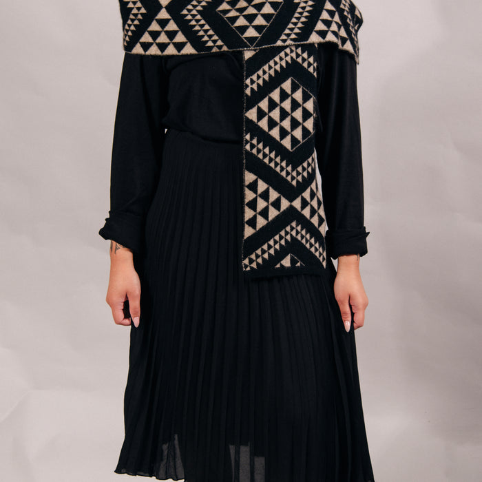 Waharua Kōpito Pango/One-tea Kāmeta & Pōtae Set (Black/Natural Scarf & Beanie)