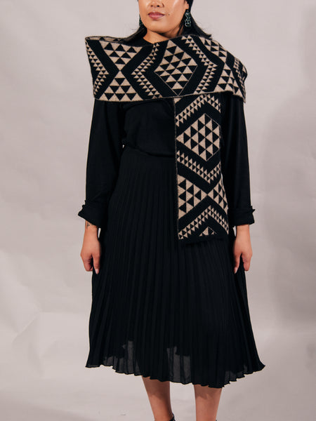 Waharua Kōpito Pango/One-tea Kāmeta (Black/Natural Scarf)