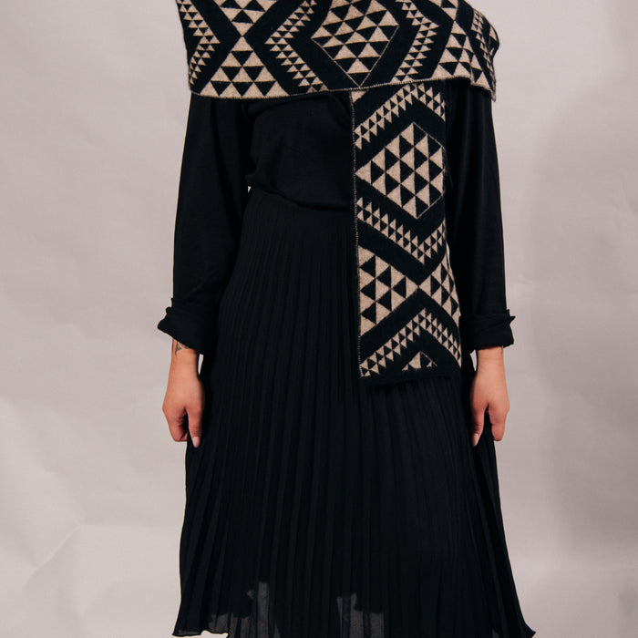 Waharua Kōpito Pango/One-tea Kāmeta (Black/Natural Scarf)