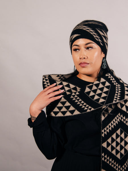 Waharua Kōpito Pango/One-Tea Pōtae (Black/Natural Beanie)