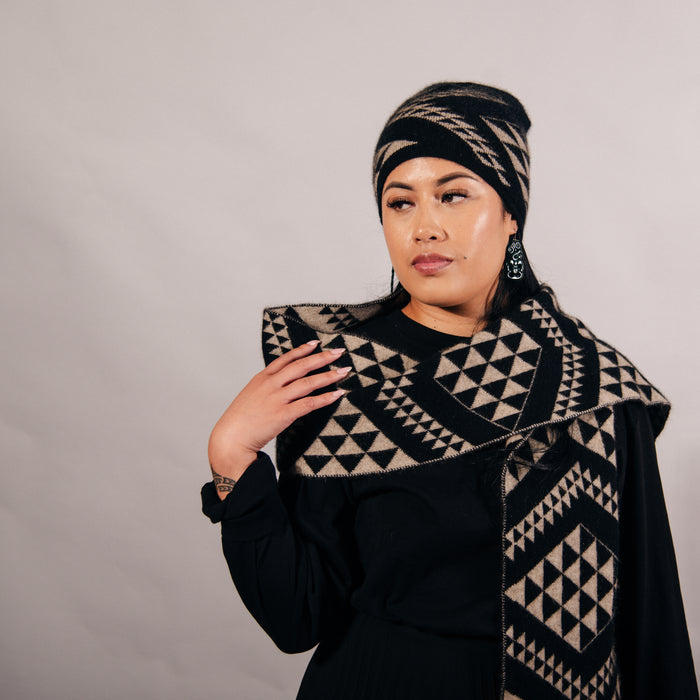 Waharua Kōpito Pango/One-tea Kāmeta & Pōtae Set (Black/Natural Scarf & Beanie)