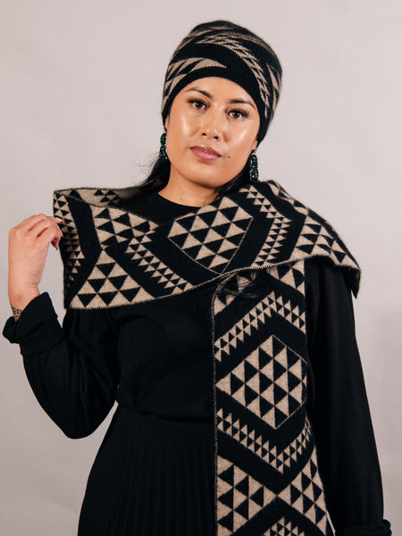 Waharua Kōpito Pango/One-Tea Pōtae (Black/Natural Beanie)