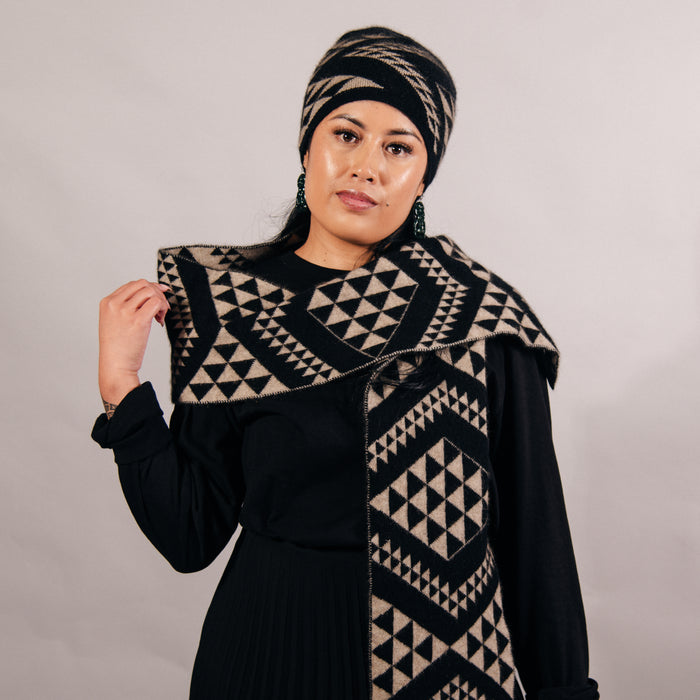 Waharua Kōpito Pango/One-tea Kāmeta (Black/Natural Scarf)