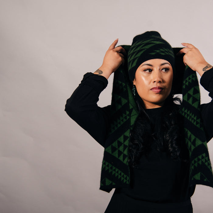 Waharua Kōpito Kākāriki/Pango Kāmeta & Pōtae Set (Emerald/Black Scarf)