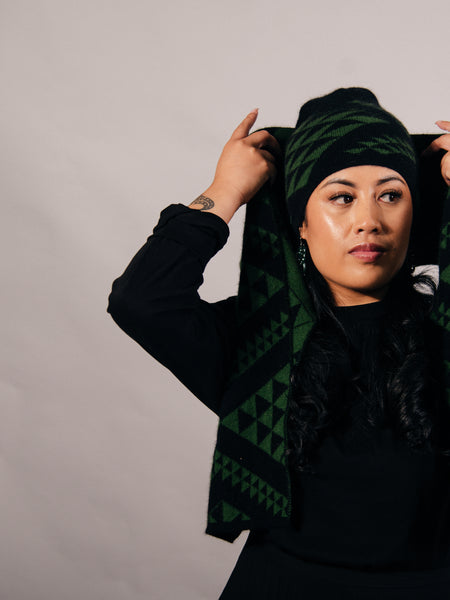 Waharua Kōpito Kākāriki/Pango Kāmeta (Emerald/Black Scarf)