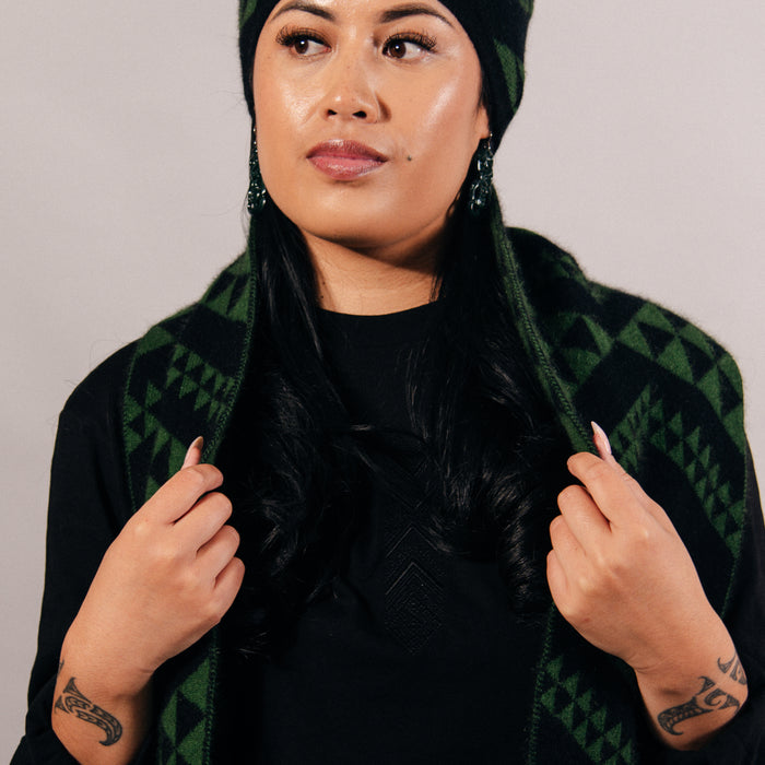 Waharua Kōpito Kākāriki/Pango Kāmeta & Pōtae Set (Emerald/Black Scarf)