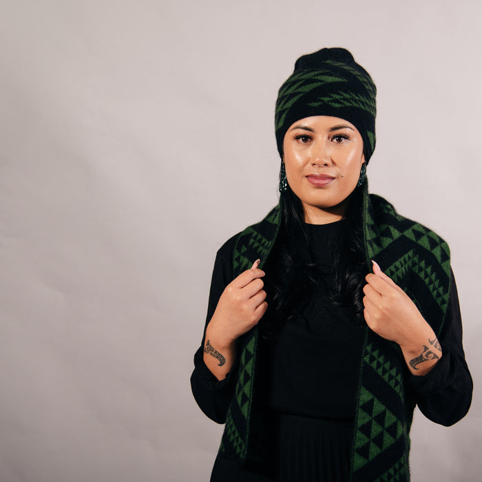 Waharua Kōpito Kākāriki/Pango Kāmeta & Pōtae Set (Emerald/Black Scarf)