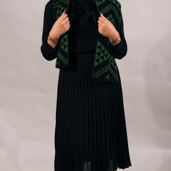 Waharua Kōpito Kākāriki/Pango Kāmeta & Pōtae Set (Emerald/Black Scarf)