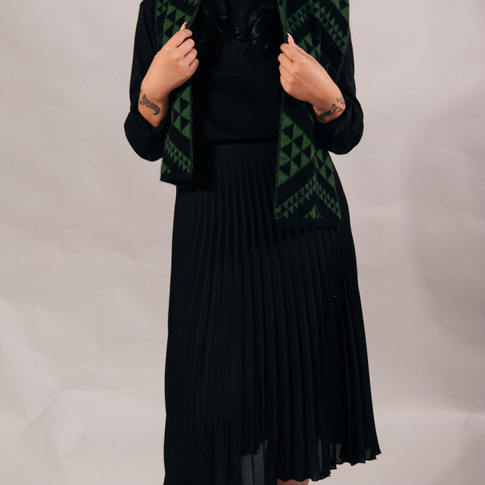 Waharua Kōpito Kākāriki/Pango Kāmeta & Pōtae Set (Emerald/Black Scarf)