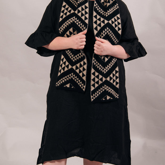 Waharua Kōpito Pango/One-tea Kāmeta (Black/Natural Scarf)
