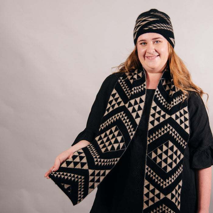 Waharua Kōpito Pango/One-tea Kāmeta (Black/Natural Scarf)