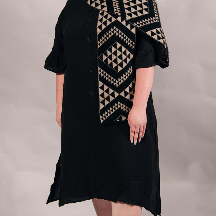Waharua Kōpito Pango/One-tea Kāmeta (Black/Natural Scarf)