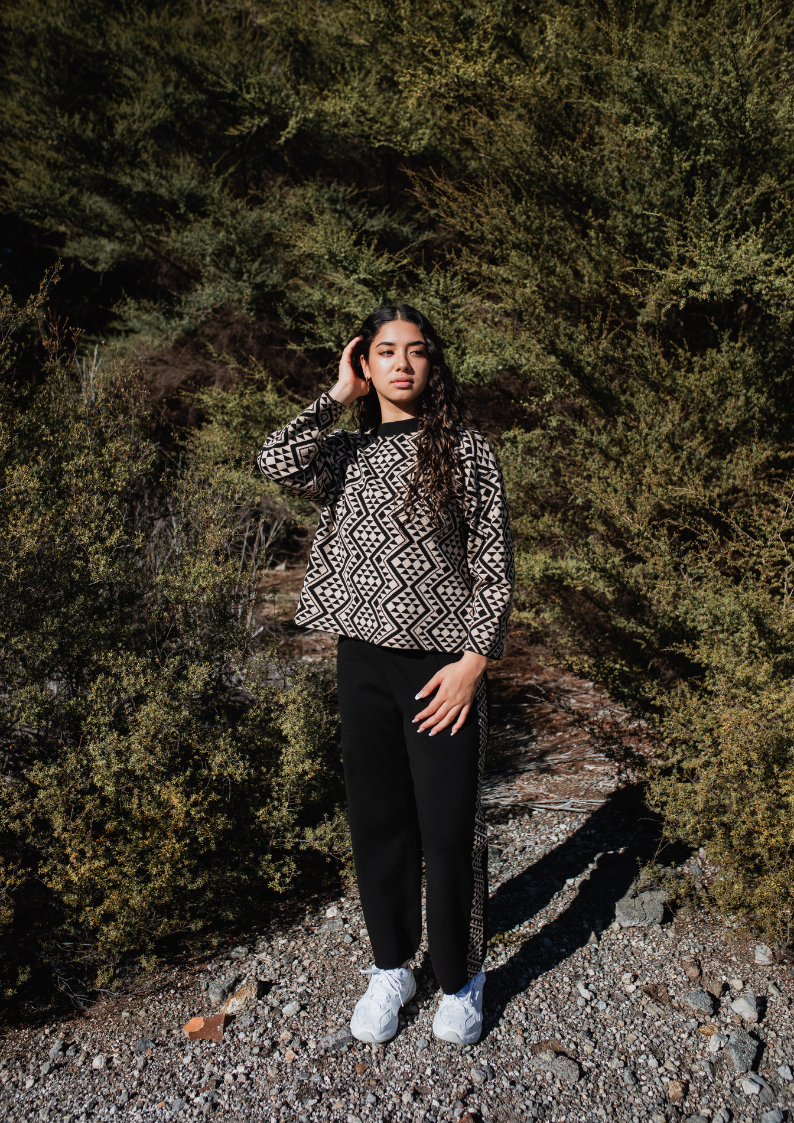 Kākano Pango/One-tea Poraka (Black/Natural Jersey)